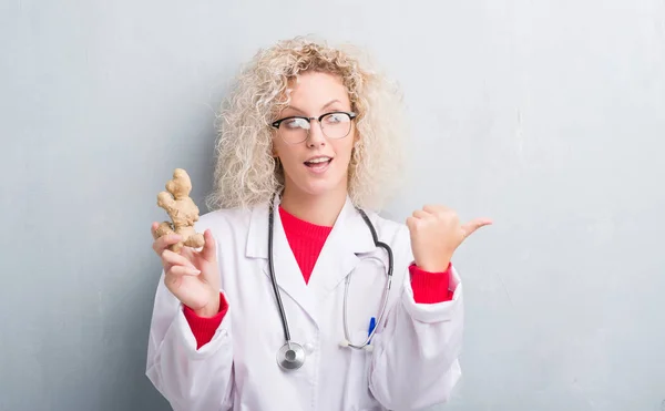 Joven Dietista Rubia Médico Mujer Sobre Pared Gris Grunge Sosteniendo —  Fotos de Stock