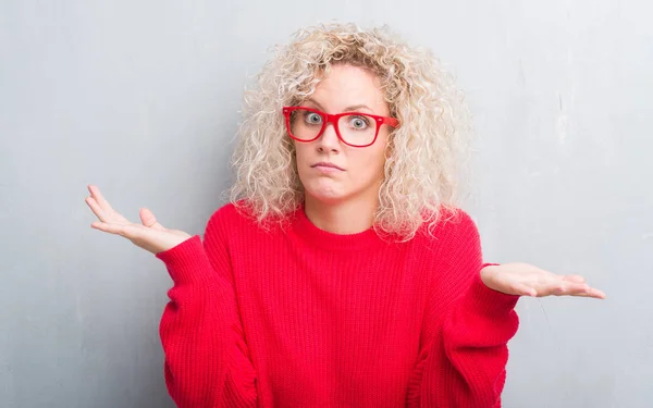 Giovane Donna Bionda Con Capelli Ricci Sfondo Grigio Grunge Espressione — Foto Stock