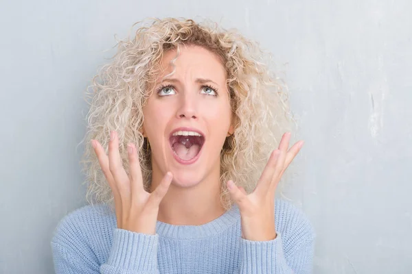 Mujer Rubia Joven Con Pelo Rizado Sobre Fondo Gris Grunge — Foto de Stock