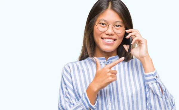 Jovem Mulher Asiática Falando Telefone Sobre Fundo Isolado Muito Feliz — Fotografia de Stock