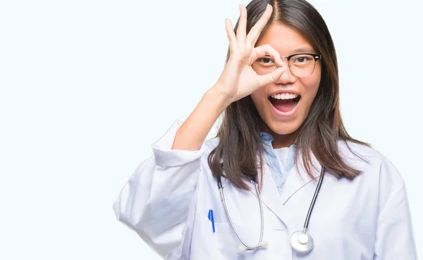 Genç Asyalı Doktor Kadın Gülümsüyor Parmakları Ile Mutlu Yüz Üzerinden — Stok fotoğraf