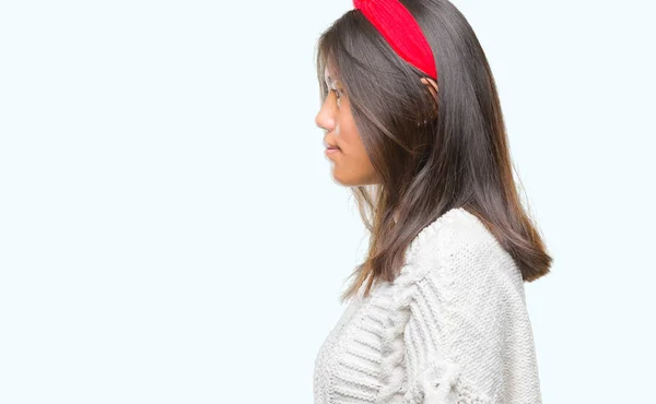 Młoda Kobieta Azjatyckich Noszenia Sweter Zimowy Białym Tle Patrząc Bok — Zdjęcie stockowe