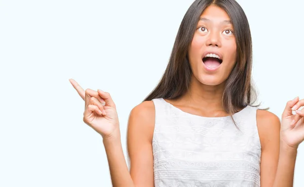 Joven Mujer Asiática Sobre Aislado Fondo Sorprendido Sorprendido Mirando Hacia —  Fotos de Stock