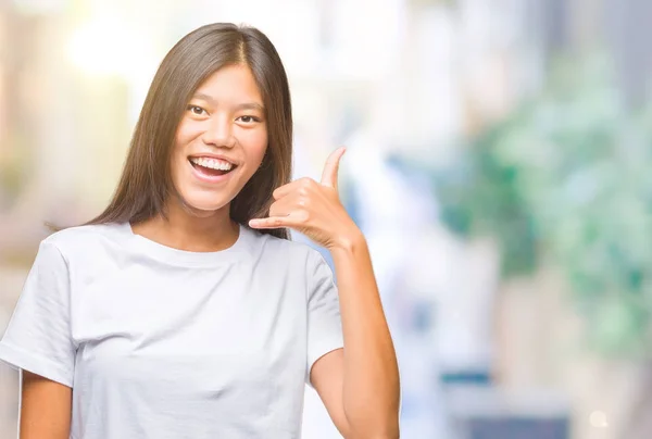 Jovem Mulher Asiática Sobre Fundo Isolado Sorrindo Fazendo Gesto Telefone — Fotografia de Stock