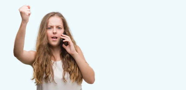 Young Blonde Woman Using Smartphone Annoyed Frustrated Shouting Anger Crazy — Stock Photo, Image