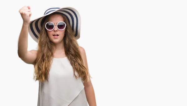 Junge Blonde Frau Mit Sonnenbrille Und Sommermütze Genervt Und Frustriert — Stockfoto