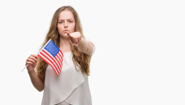 Mujer Rubia Joven Sosteniendo Bandera Señalando Con Dedo Cámara Usted —  Fotos de Stock