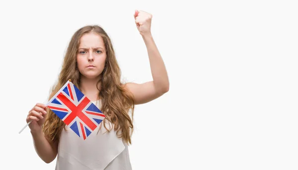 Jovem Loira Segurando Bandeira Reino Unido Irritado Frustrado Gritando Com — Fotografia de Stock