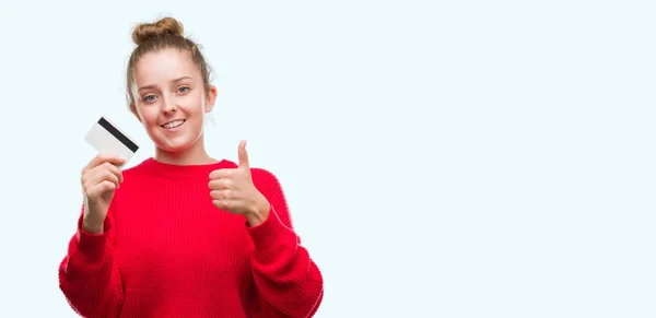 Unga Blonda Kvinnan Håller Kreditkort Glad Med Stort Leende Gör — Stockfoto