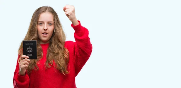 Jonge Blonde Vrouw Holding Paspoort Van Verenigde Staten Van Amerika — Stockfoto