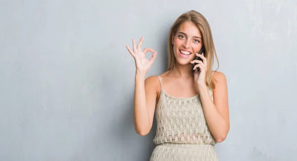 Mooie Jonge Vrouw Grunge Grijs Muur Spreken Telefoon Doen Teken — Stockfoto