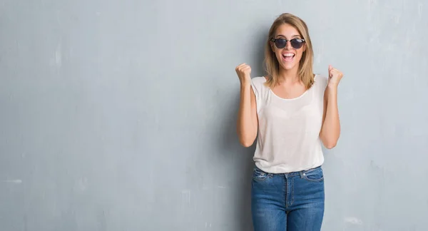 Hermosa Mujer Joven Pie Sobre Pared Gris Grunge Con Gafas —  Fotos de Stock