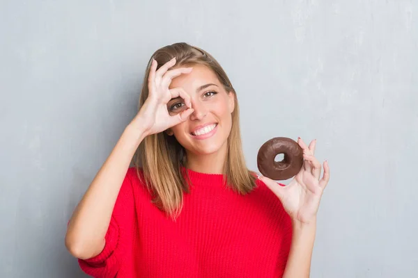 Hermosa Mujer Joven Sobre Pared Gris Grunge Comer Rosquilla Chocolate —  Fotos de Stock