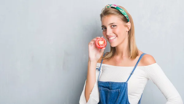 Belle Jeune Femme Sur Mur Gris Grunge Manger Tranche Tomate — Photo