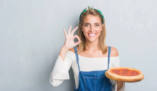 Piękna Młoda Kobieta Streszczenie Szary Mur Jedzenie Pizzy Pepperoni Robi — Zdjęcie stockowe