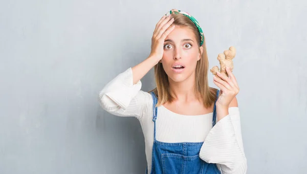 Schöne Junge Frau Über Grunge Graue Wand Mit Frischem Ingwer — Stockfoto