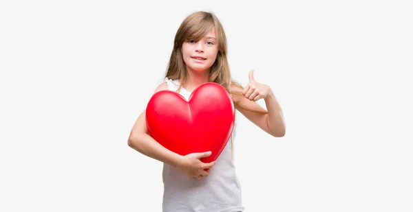 Joven Niño Rubio Sosteniendo Corazón Rojo Feliz Con Una Gran — Foto de Stock