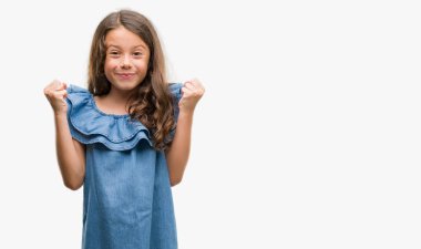 Duygu tezahürat gurur çığlık ve zafer ve başarı çok heyecanlı, kutluyor kot elbise esmer Latin kız