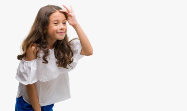 Esmer Latin kız çok mutlu ve gülümseyen uzakta el ile üzerine kafa arıyorum. Arama kavramı.