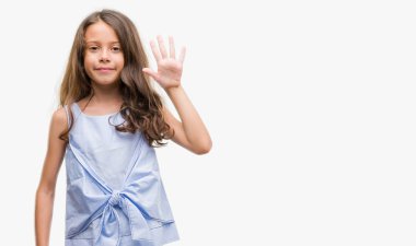 Gösterilen ve parmakları ile işaret esmer Latin kız kendinden emin ve mutlu gülümseyerek süre beş numara.