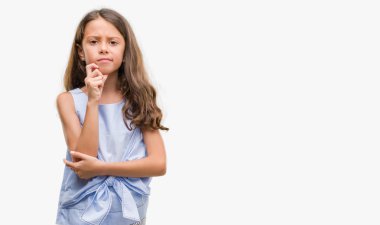 Esmer Latin kız çene düşünme hakkında soru, dalgın ifade üzerine el ile. Düşünceli yüzüyle gülümsüyor. Şüphe kavramı.