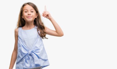 Esmer Latin kız işaret parmağı kadar başarılı fikir. Çıktıktan ve mutlu. Bir numara.