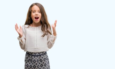 Esmer Latin kız deli ve silah ile başarı için hayran kutluyor kaldırdı ve açık gözleri çığlık heyecanlı. Kazanan kavramı