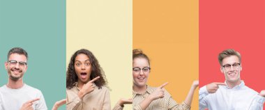 Bir grup insan hayret ve el ile sunulması ve parmak ile işaret ederken kameraya gülümseyen renkli arka plan üzerinde izole kolaj.