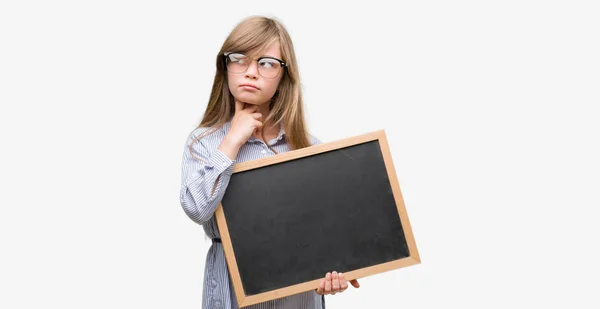 Unga Blonda Barn Hålla Blackboard Allvarligt Ansikte Funderar Frågan Mycket — Stockfoto