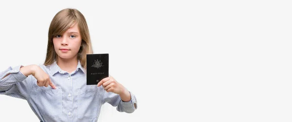 Jovem Loira Criança Segurando Passaporte Australiano Com Rosto Surpresa Apontando — Fotografia de Stock