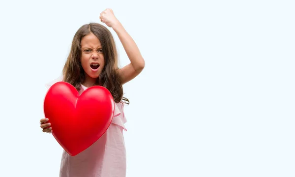 Morena Hispânica Menina Segurando Coração Vermelho Irritado Frustrado Gritando Com — Fotografia de Stock