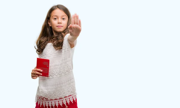 持有瑞士护照的黑发拉美裔女孩用张开的手做停止标志以严肃和自信的表达 防御姿态 — 图库照片