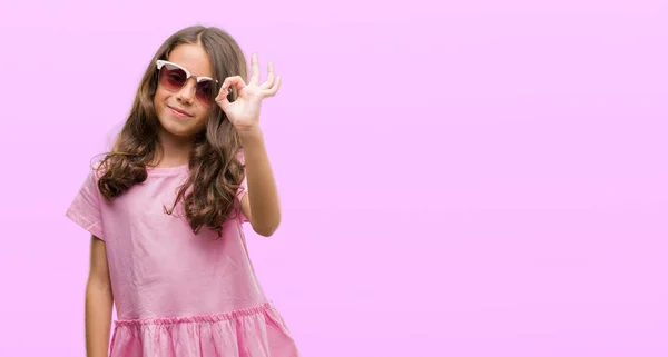 黑发西班牙裔女孩戴墨镜做 标志与手指 优秀的标志 — 图库照片