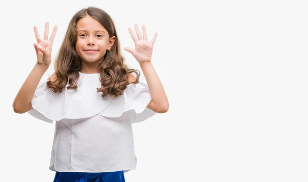 Брюнетка Латиноамериканського Дівчина Показ Вказуючи Пальцями Число Восьми Посміхаючись Впевненими — стокове фото
