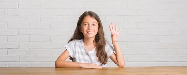 Jonge Latino Jongen Zittend Tafel Thuis Tonen Wijzen Omhoog Met — Stockfoto