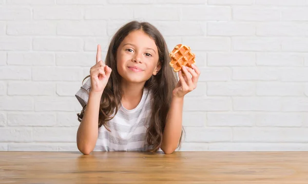 Jovem Hispânico Sentado Mesa Comendo Waffle Surpreso Com Uma Ideia — Fotografia de Stock