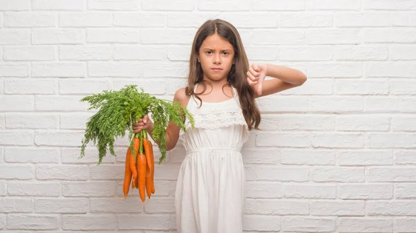 Niño Hispano Joven Sobre Pared Ladrillo Blanco Sosteniendo Zanahorias Frescas —  Fotos de Stock