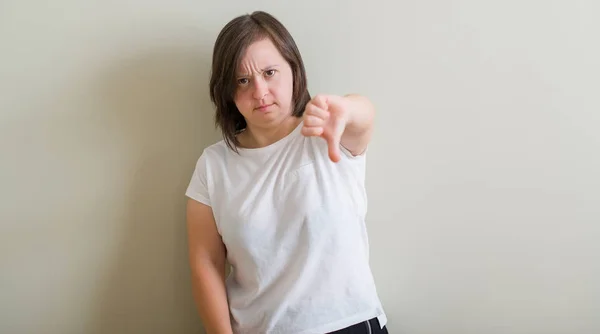 Downův Syndrom Žena Stojící Nad Stěnou Nešťastná Vztek Zobrazeno Odmítnutí — Stock fotografie