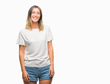 Genç güzel kadın uzak tarafına yüzünde, doğal ifade gülümseme ile seyir izole arka plan yüzünden. Kendine güvenen gülüyor.