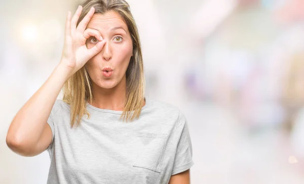 Joven Mujer Hermosa Sobre Fondo Aislado Haciendo Gesto Conmocionado Con —  Fotos de Stock