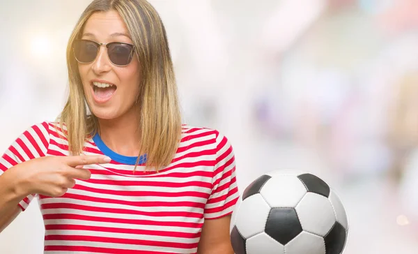 Giovane Bella Donna Che Tiene Palla Calcio Sfondo Isolato Molto — Foto Stock