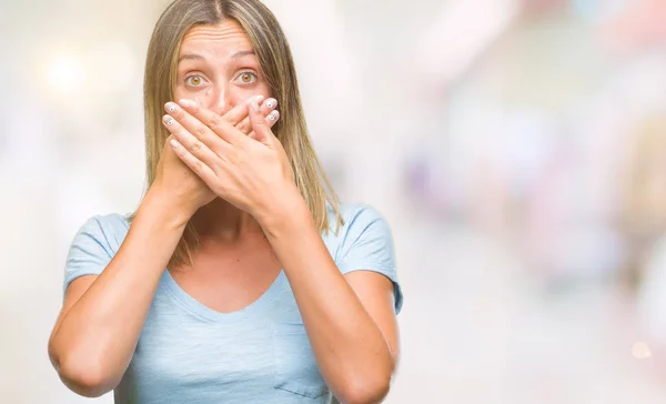 Giovane Bella Donna Sfondo Isolato Scioccato Copertura Bocca Con Mani — Foto Stock