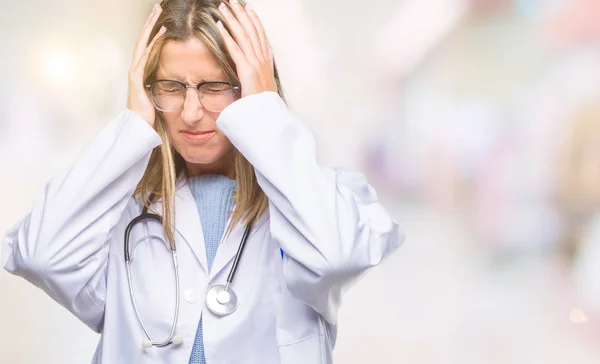 Junge Schöne Ärztin Kopfhörer Über Isolierten Hintergrund Leiden Unter Kopfschmerzen — Stockfoto