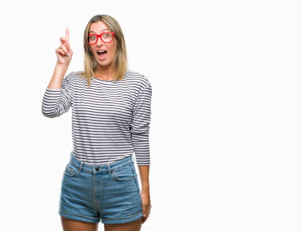 Jovem Mulher Bonita Usando Óculos Sobre Fundo Isolado Apontando Dedo — Fotografia de Stock