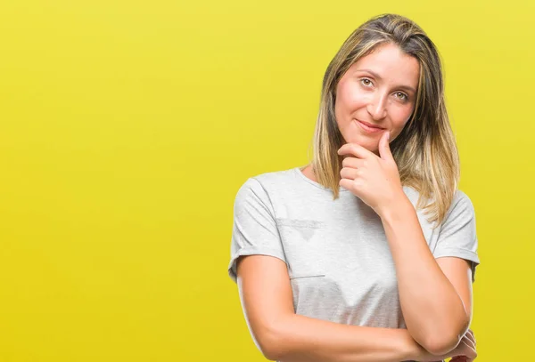 Giovane Bella Donna Sfondo Isolato Guardando Fiducioso Fotocamera Con Sorriso — Foto Stock