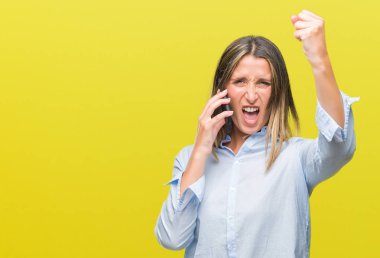 Genç güzel kadın smartphone üzerinde izole arka rahatsız ve öfke, çılgın ve yükseltilmiş eliyle diye bağıran ile sinirli bağırarak öfke kavramı söz