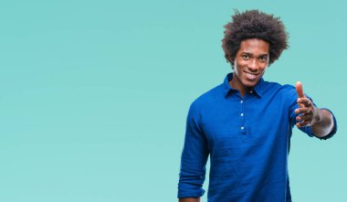 Tebrik ve konuksever dost sunan karşılıklı gülümseyen izole arka plan üzerinde Afro Amerikalı adam. Başarılı iş.