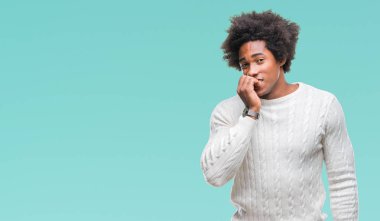 Afro Amerikalı adam stresli ve gergin ile izole arka plan üzerinde tırnak ısırma dudaklarından eller. Anksiyete sorunu.