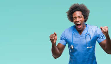 Afro Amerikalı cerrah doktor adam arka plan deli kutluyor izole ve crazy arms ile başarı için kaldırdı ve heyecanlı çığlık gözler kapalı. Kazanan kavramı