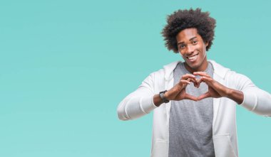 Afro Amerikalı adam aşık kalp simgesi ve elleriyle şekil gösteren gülümseyen izole arka plan üzerinde kazak giyiyor. Romantik kavramı.
